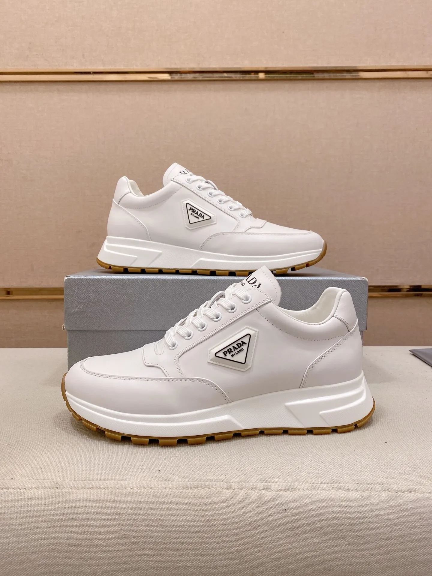 Factory price 560💰 ✔️✔️✔️High-quality new PRADA counters are on the market at the same time. The new men's shoes and 😘fabrics are selected from imported first-layer cowhide and are made with pure handcrafts. Lining: Full cowhide lining. 👍🏿 High-end ☄️ air-cushion molded anti-slip rubber outsole, exquisite lines, simple and elegant, comfortable and high-end for leisure travel. Code number: 38 to 44 (45 can be customized and cannot be returned or exchanged)